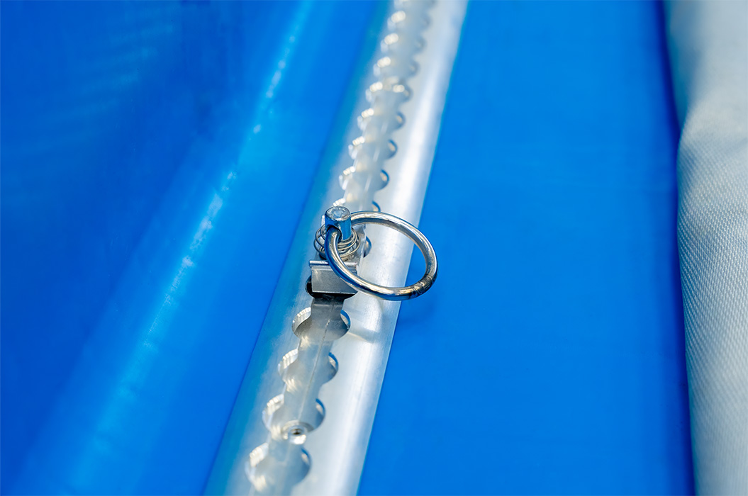 Ein silberner Ring liegt auf einer blauen, strukturierten Oberfläche.