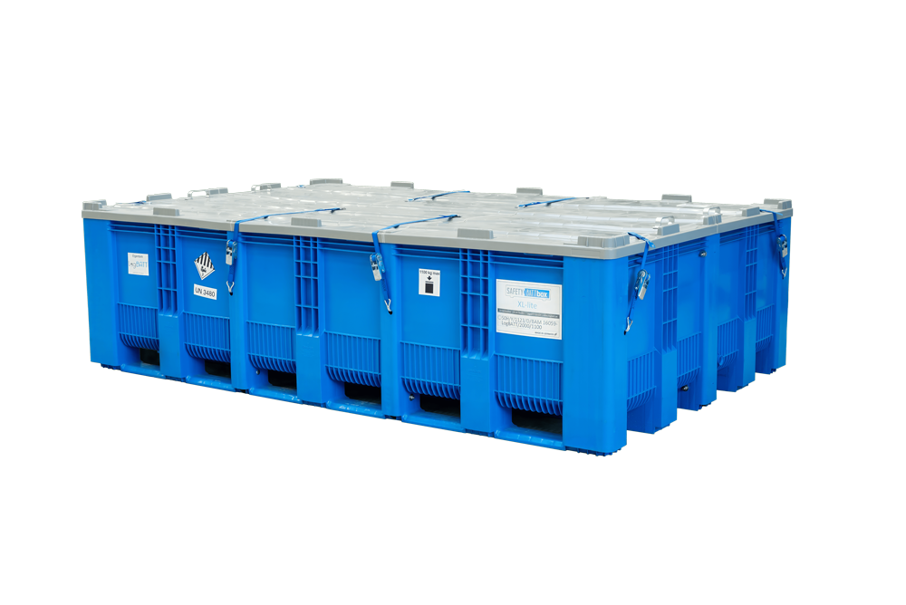 Mehrere große blaue Kunststoffbehälter mit grauen Deckeln sind sicher gestapelt