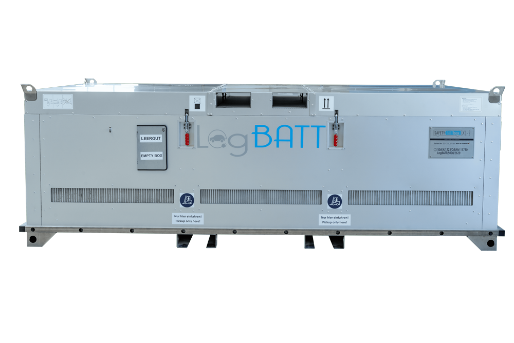 Ein großer rechteckiger silberner Container mit blauen und grauen Details und Warnhinweisen