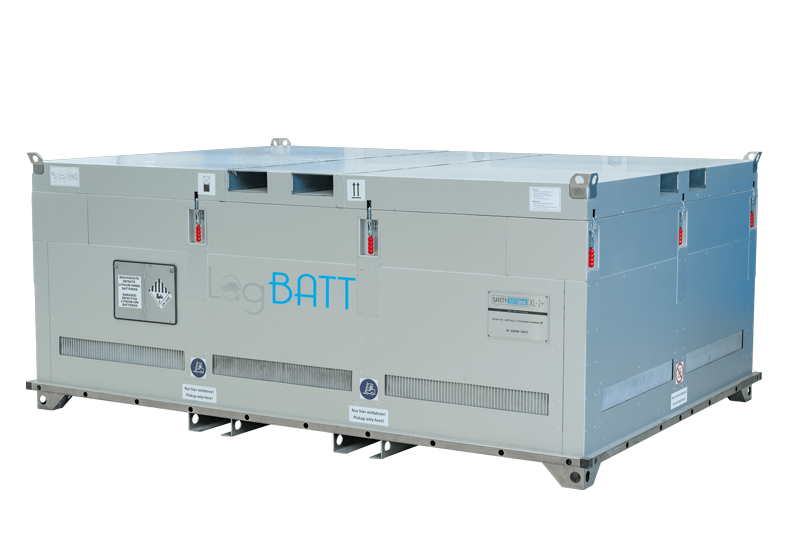 Ein großer, grauer Metallcontainer mit blauem LogBATT Logo und mehreren Lüftungsschlitzen